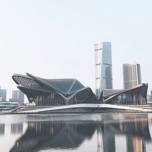 Bâtiment moderne et gratte-ciel se reflétant dans l’eau